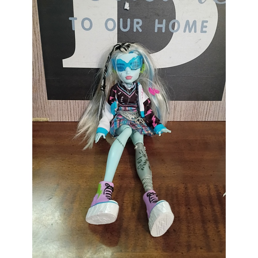 Monster High G3 Frankie Stein Fashion Doll Varsity Jacket Plaid Skirt G072